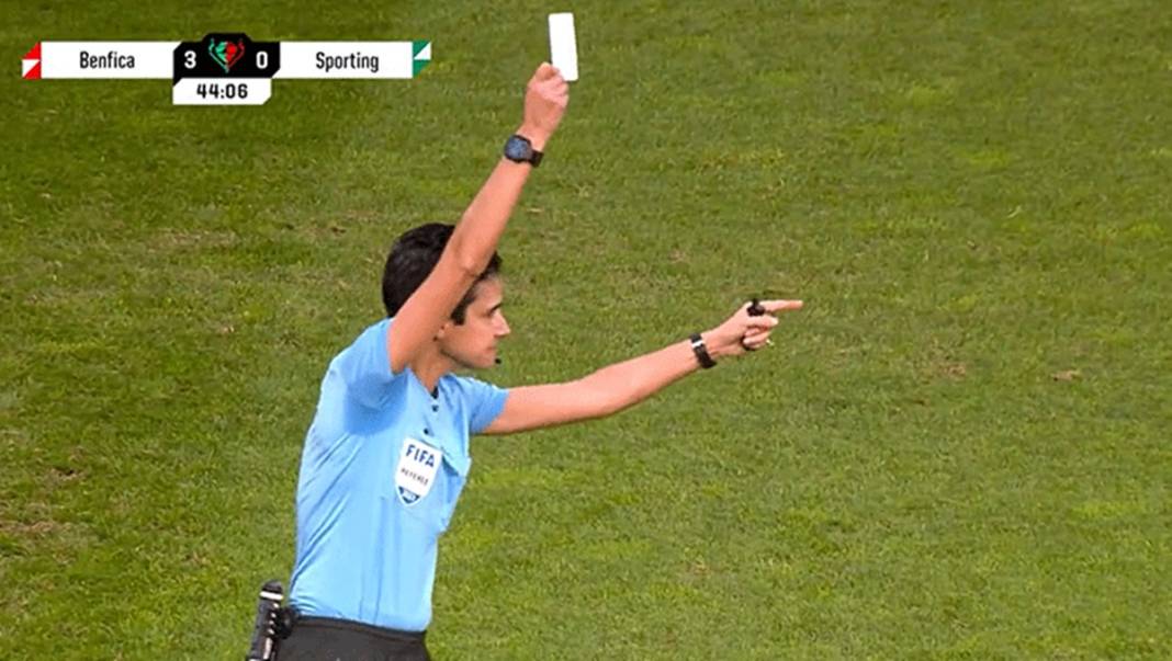 Futbol tarihinde bir ilk: Hakem beyaz kart gösterdi! Futbolseverler bu sorunun yanıtını merak ediyor: Beyaz kart nedir? 5